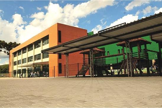 Espaço escolar com materiais organizados